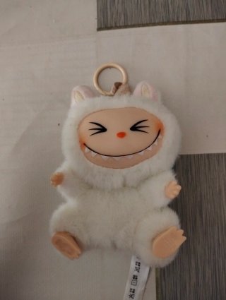 Labubu llavero peluche blanco