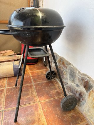 Barbacoa de carbón con tapa