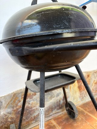 Barbacoa de carbón con tapa
