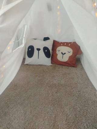 Tipi blanco con luces y alfombra