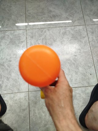 Pistola de agua amarilla y naranja