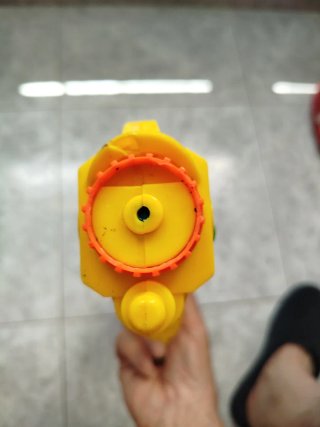 Pistola de agua amarilla y naranja