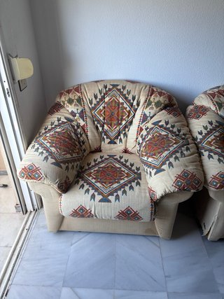 Sofá de tela con estampado étnico