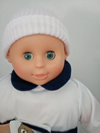 Muñeco con ropa y gorro