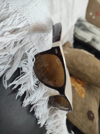 Gafas de sol Ray-Ban beige y marrones