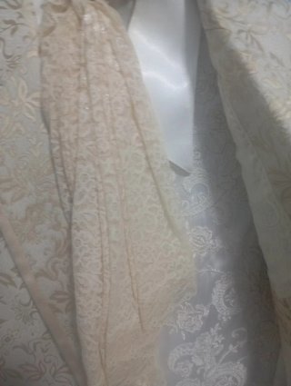 Traje de novio beige y dorado