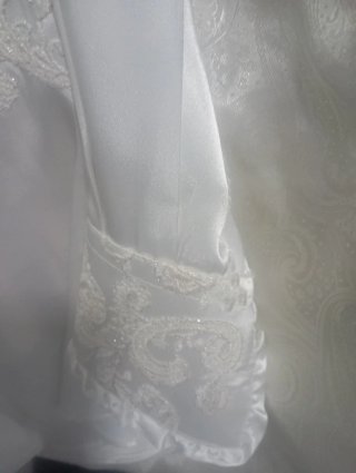 Traje de novio beige y dorado
