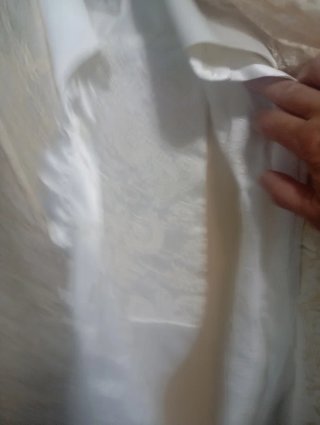 Traje de novio beige y dorado