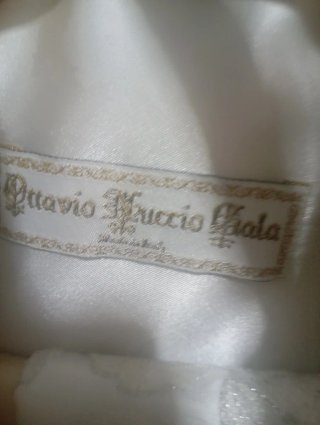 Traje de novio beige y dorado