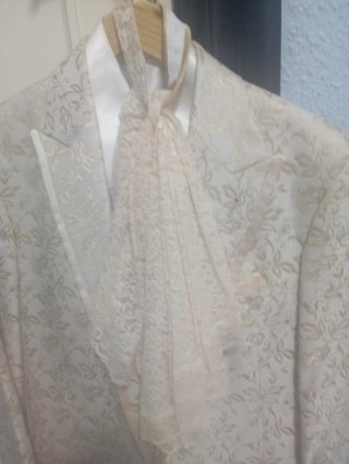 Traje de novio beige y dorado