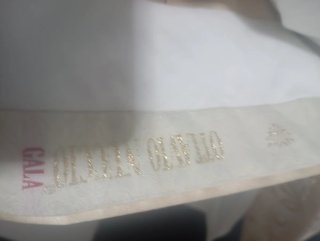 Traje de novio beige y dorado