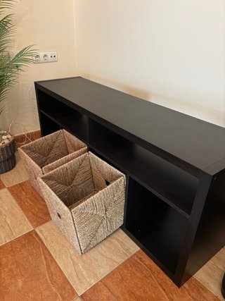 Mueble TV negro con 2 cestas mimbre