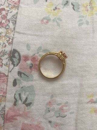 Anillo bañado en oro con corazón rosa