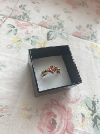 Anillo bañado en oro con corazón rosa
