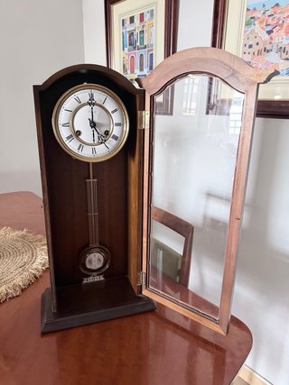 Reloj de péndulo antiguo de madera