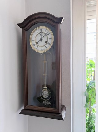 Reloj de péndulo antiguo de madera