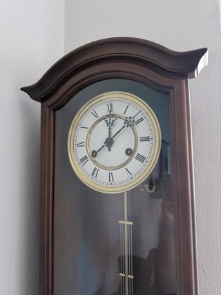 Reloj de péndulo antiguo de madera