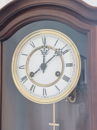 Reloj de péndulo antiguo de madera