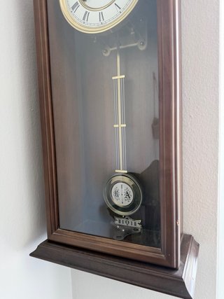 Reloj de péndulo antiguo de madera