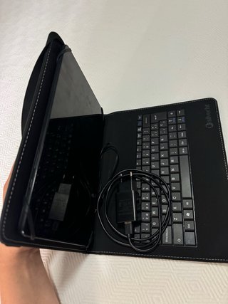 Tablet con teclado y funda negra