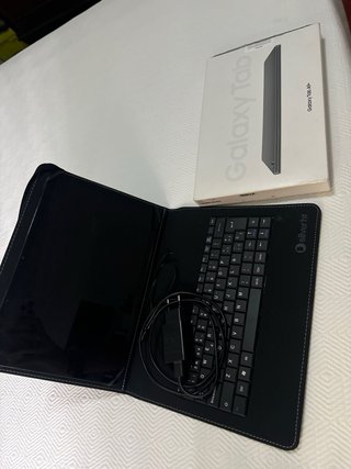 Tablet con teclado y funda negra