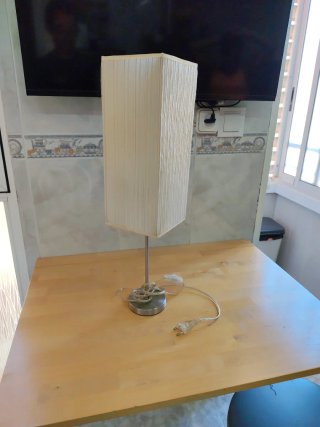 Lámpara de mesa beige y plateada