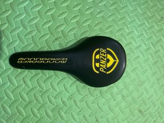 Sillín MOONRAKER Panzer Negro Amarillo