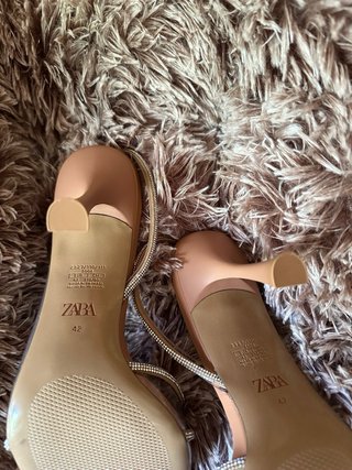 Tacones Zara Beige y Plateados con Pedrería