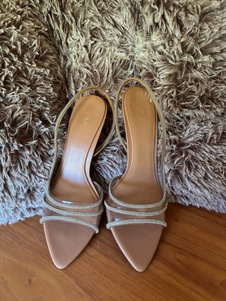 Tacones Zara Beige y Plateados con Pedrería