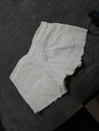 Pantalón corto blanco roto
