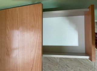 Escritorio de madera con estanterías