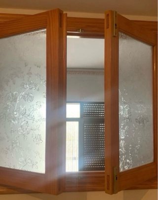 Ventana de madera maciza de pino con cristal