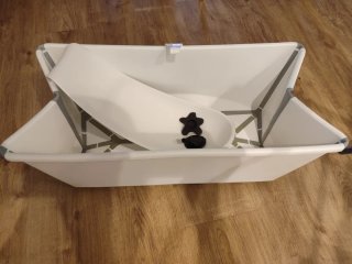 Bañera Stokke con soporte y adaptador