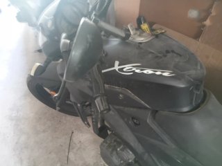 Moto Naked Negra y Gris