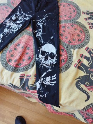 Pantalón vaquero gótico con estampado