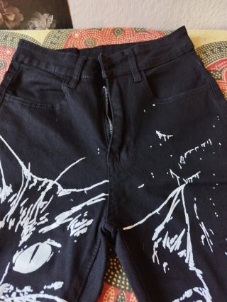 Pantalón vaquero gótico con estampado