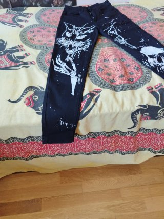 Pantalón vaquero gótico con estampado