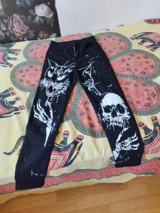 Pantalón vaquero gótico con estampado