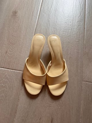 Tacones amarillos talla 39