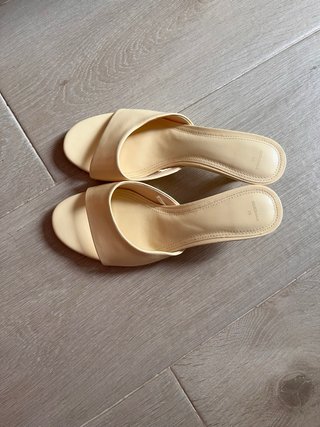 Tacones amarillos talla 39