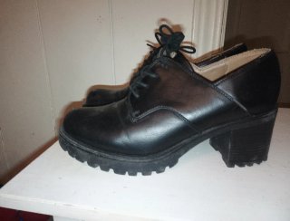 Zapatos negros de tacón con cordones
