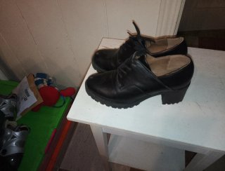 Zapatos negros de tacón con cordones
