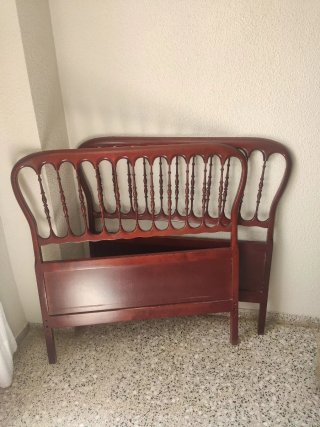 Cabecero de madera antiguo
