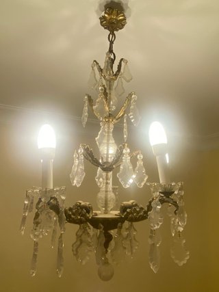 Lámpara de araña de cristal y metal