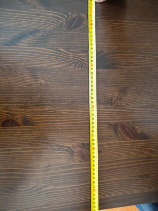 Mesa auxiliar de madera oscura
