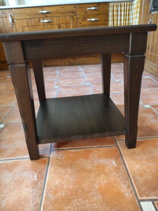 Mesa auxiliar de madera oscura