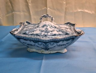 Sopera de porcelana azul y blanca