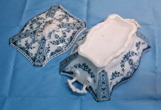 Sopera de porcelana azul y blanca