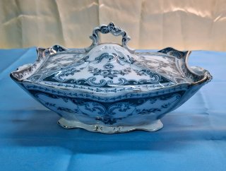 Sopera de porcelana azul y blanca