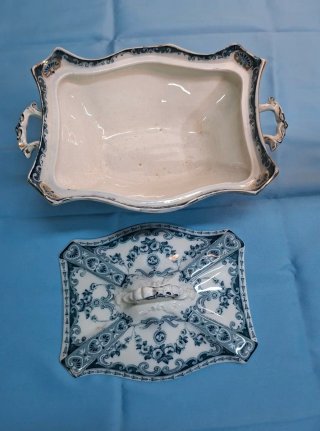 Sopera de porcelana azul y blanca
